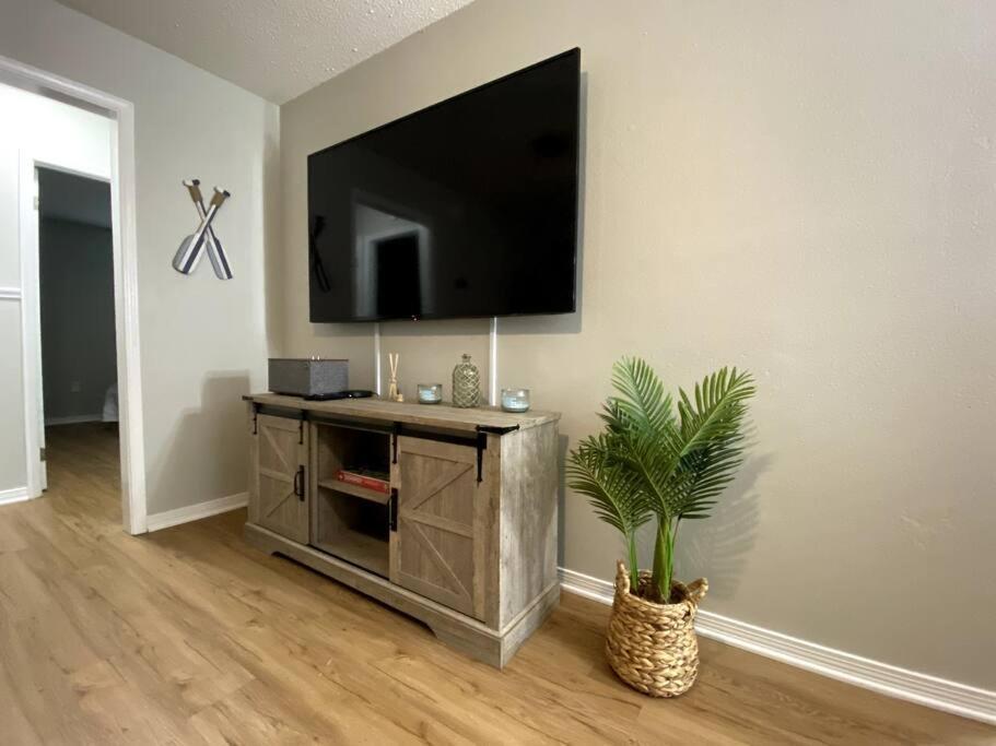White Sand Getaway Steps From Beach Gulfport Esterno foto